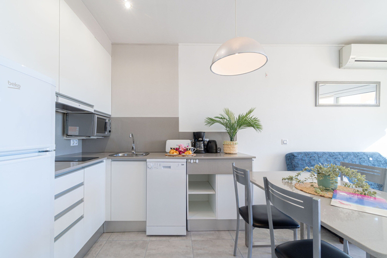 Others 2, Beachfront Stay With Sea Views & Wi-fi, Girona