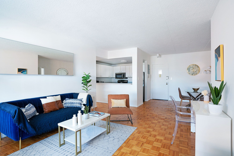 Room 5, Sunny 3 BR 1 Bath Apt, New York
