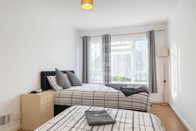 Room 2, Wycombe Oasis - Cozy 3-bed House Retreat, Buckinghamshire