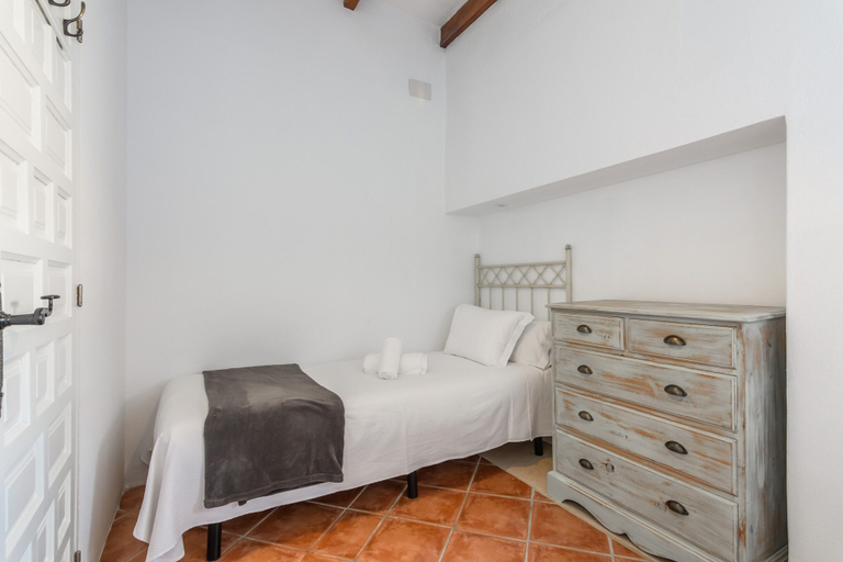 Room 4, Elegant Riverside Escape Apartment, Huelva