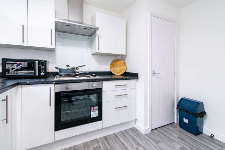 Private kitchen, Apartment - Sleeps 2 - Parking - City Centre Close, Coventry