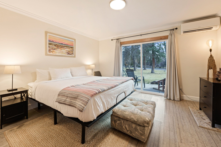 Room 4, 1565 Nw Wall St 128/129 1 Bedroom Condo, Deschutes