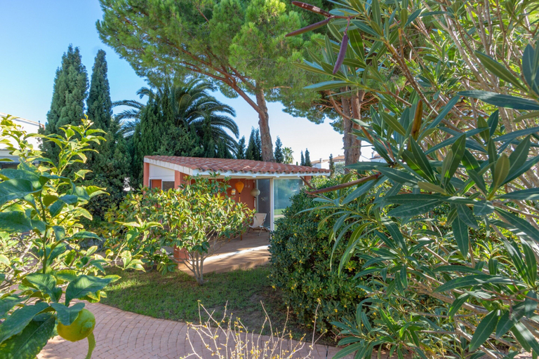 Garden 3, Luxury Canal-side Home With Pool, Girona