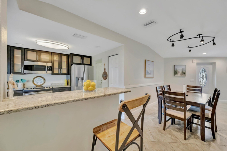 Room 3, Sleeps 8 Pets Welcome Fenced In Backyard, Sarasota