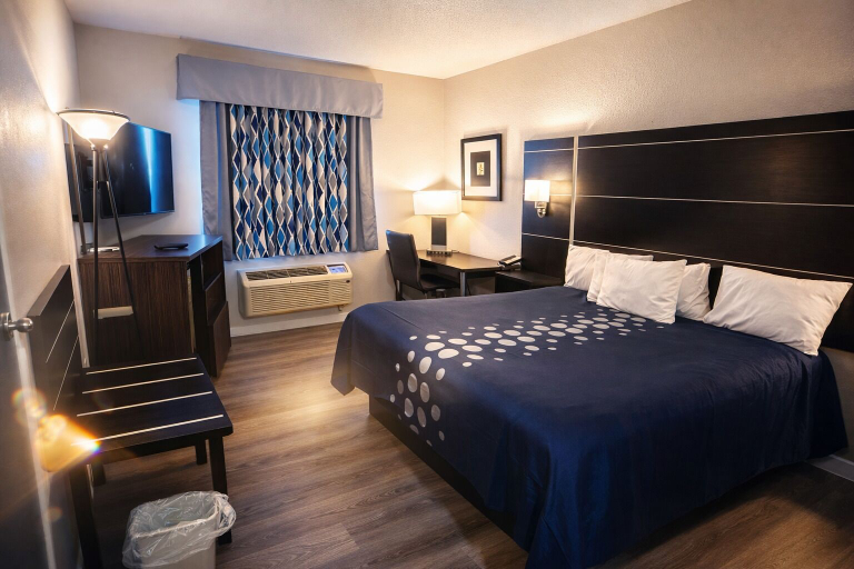 Bedroom 4, Blaine Town Inn & Suites, Anoka