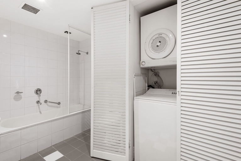 Bathroom 4, Chic 1-Bed Apartment Steps From Shopping Street, Melbourne