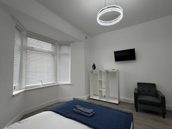 Room 5, City Center Cardiff Apartment - 2 Bedrooms, Cardiff