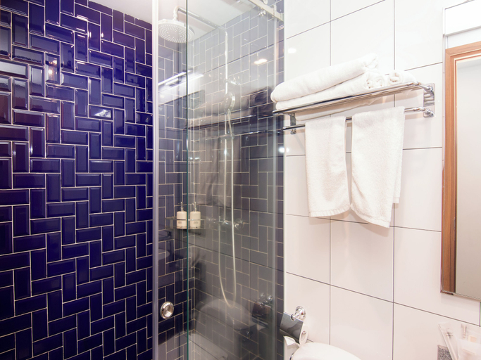 Bathroom 5, Hello World Residence, Bình Thạnh
