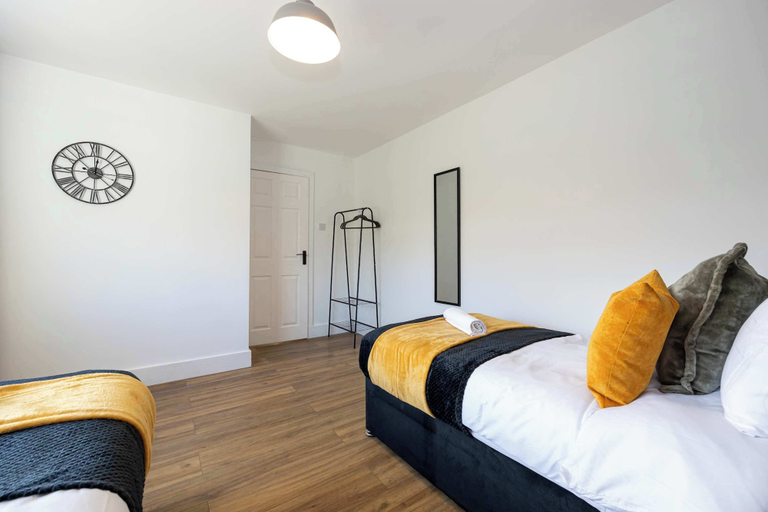 Room 5, Spacious Apartment Near MCR Airport, Manchester