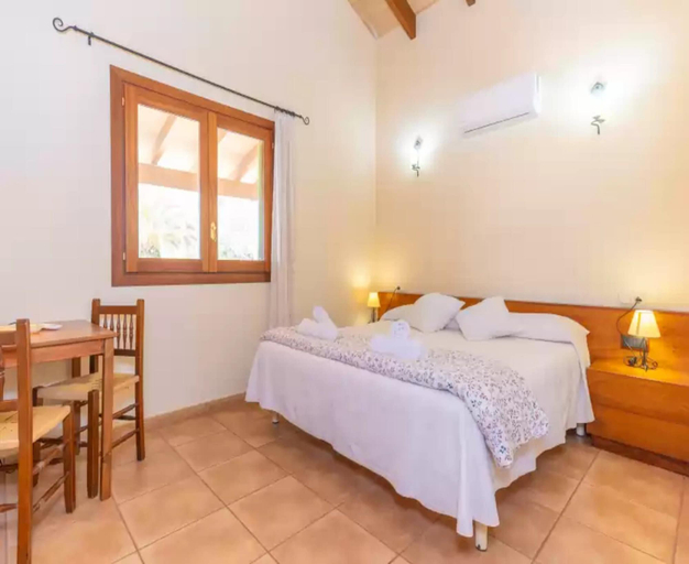 Room 4, Els Garrovers - Villa With Private Pool. Free Wifi, Baleares
