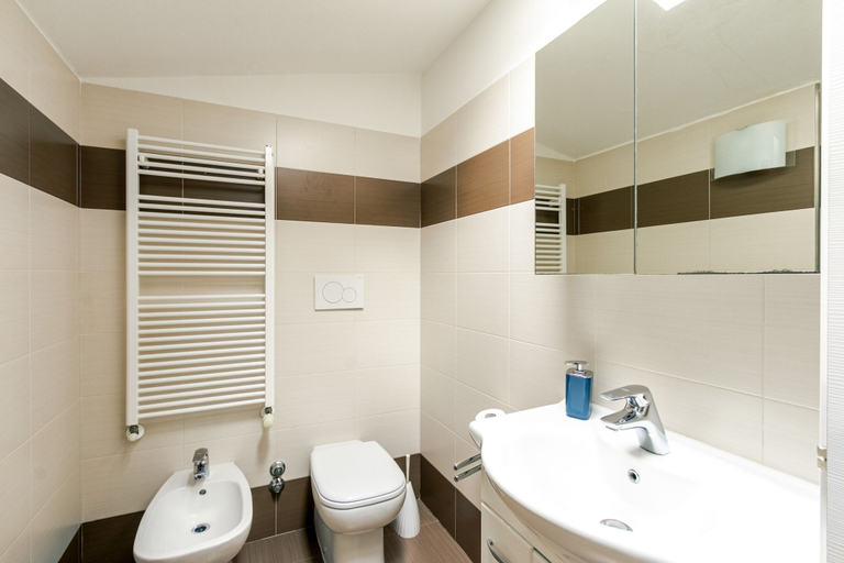 Room 5, Candiani Building - Elegant 2-level Apartment With 3 Bedrooms, Milano