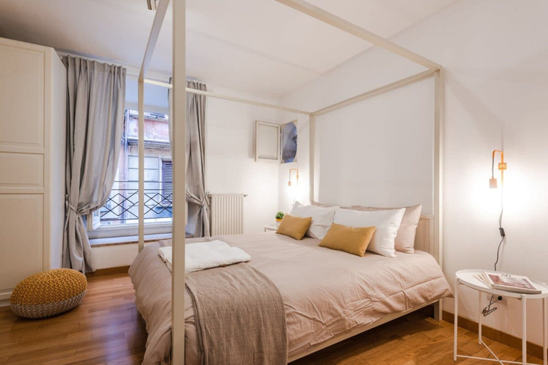 Room 2, Modern Flat in Historic Rome Center, Rome