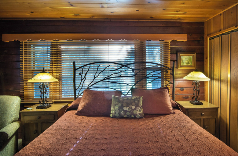 Interior 5, Sugar Pine Suite, Mariposa