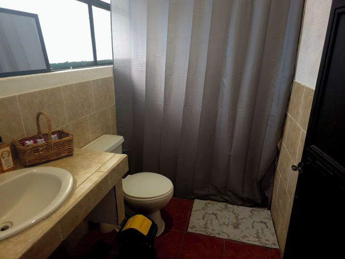 Bathroom 3, Cozy Town House Ixim - 15 mins walk to Central Park, Antigua Guatemala