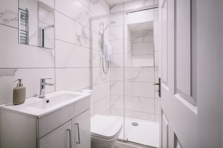 Bathroom 4, Sun St Apartment 3, Lancashire