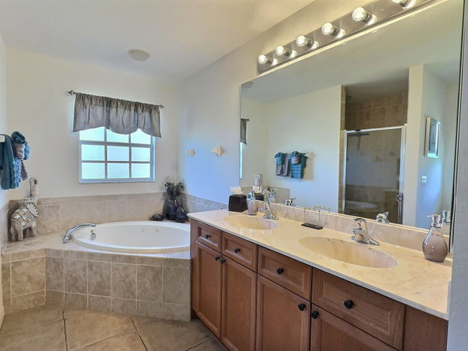 Interior 3, Villa Coral Cottage, Lee