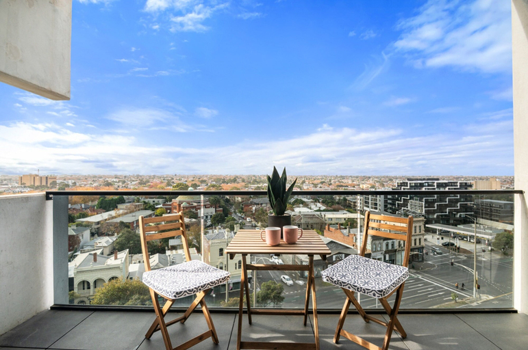Balcony 2, Bright 1-bed Apartment Near Beach and Cafes, Melbourne