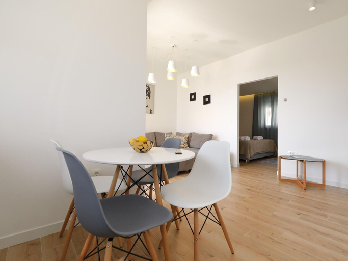 Dining 5, Apartment on Ugljan With Pool & Sandy Beach, Preko