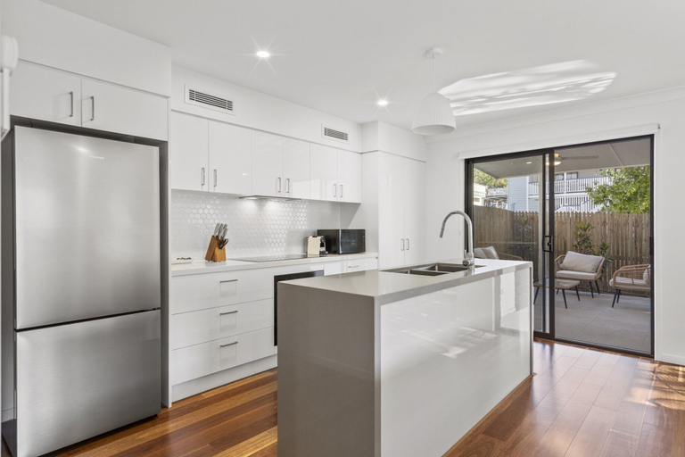 Private kitchen, Family Retreat With Garage and Outdoor BBQ, Greenslopes