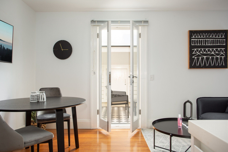 Others 2, Stunning Studio With Alfresco Terrace Near Trains, Sydney