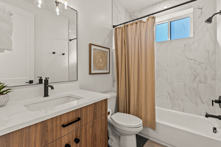 Bathroom 4, Simply Paradise 5 Bedroom Townhouse, Washington