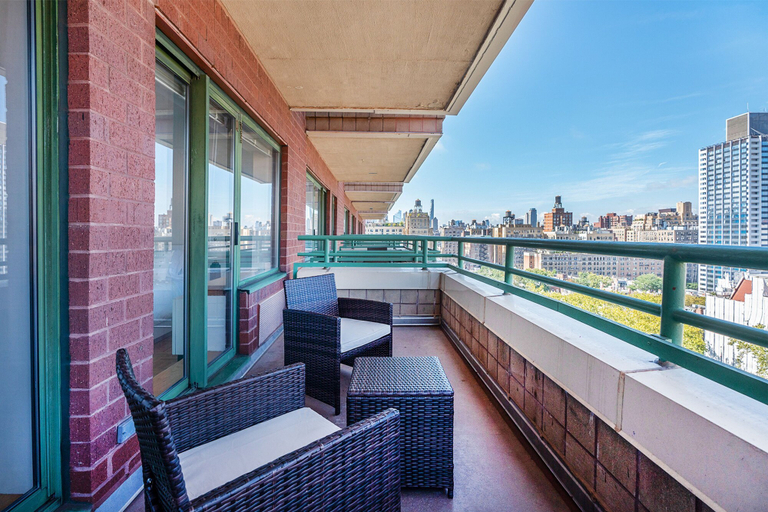 Room 4, Sunny 3 BR 1 Bath Apt, New York