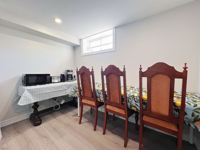 Dining room, Cozy & Modern Ensuite Basement Rooms - Steps to Subway & Downsview Rogers Stadium, Toronto