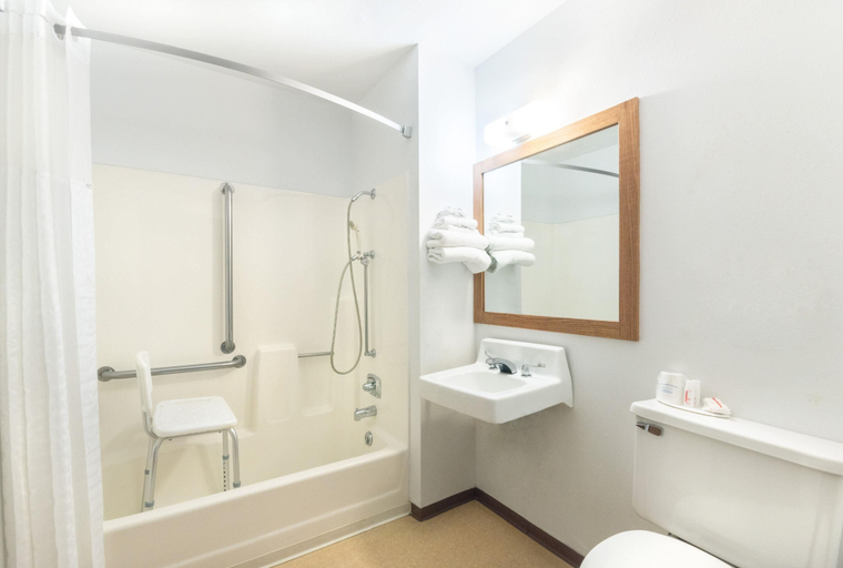 Bathroom 4, Super 8 by Wyndham Milbank SD, Grant