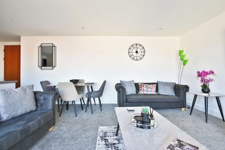Living room 4, Just Stay Wales Beautiful 1 Bed Flat - Marina View, Swansea