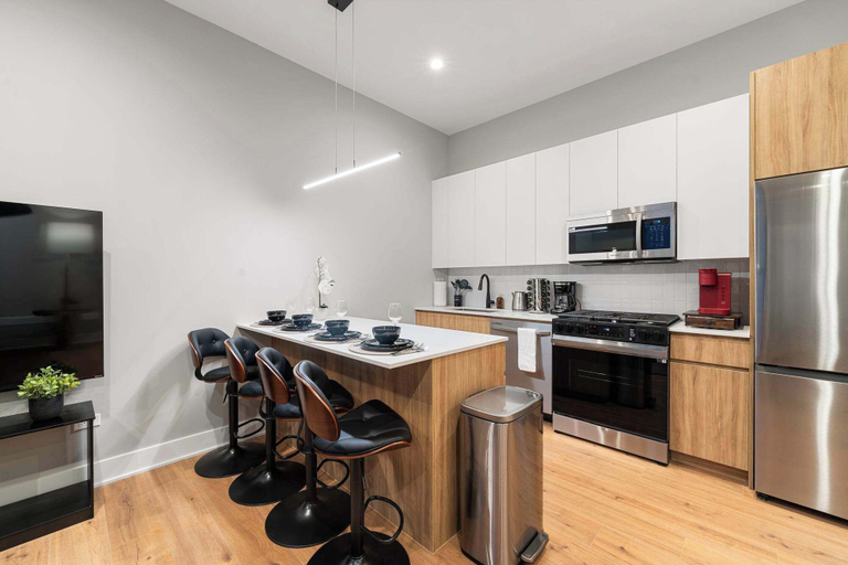 Room 5, Steps From the Lake Edgewater Modern 2BD 2BA, Cook