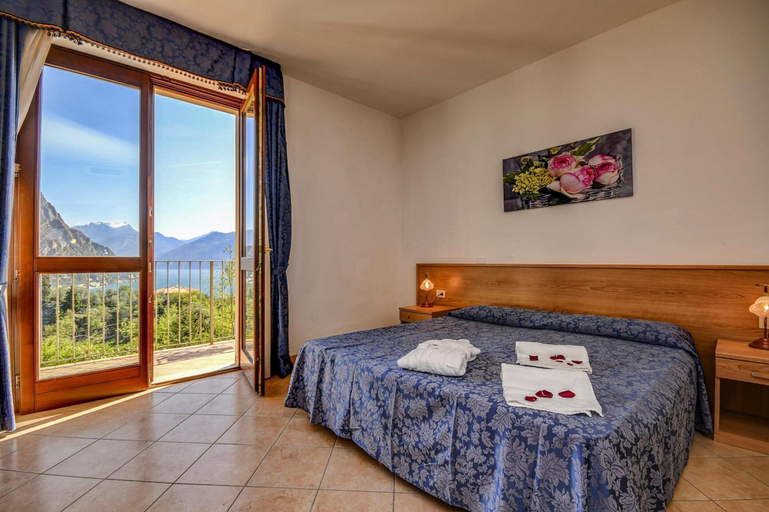 Room 3, Apartment in Limone With Balcony or Terrace, Brescia