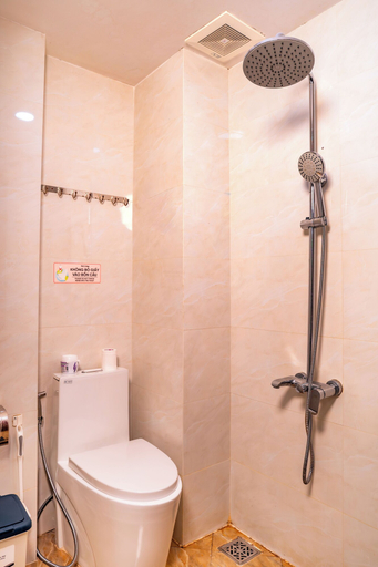 Bathroom 2, Haha House, District 1