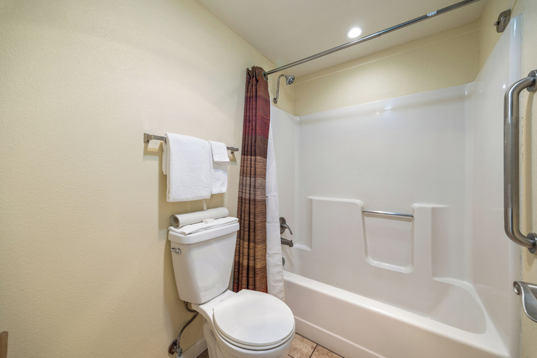 Bathroom 4, Roundhouse Resort, Navajo