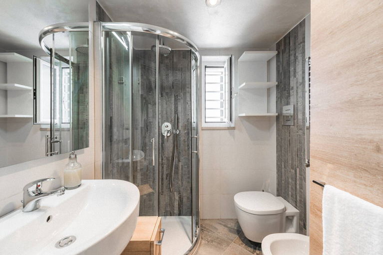 Bathroom 2, Garden House, Bari