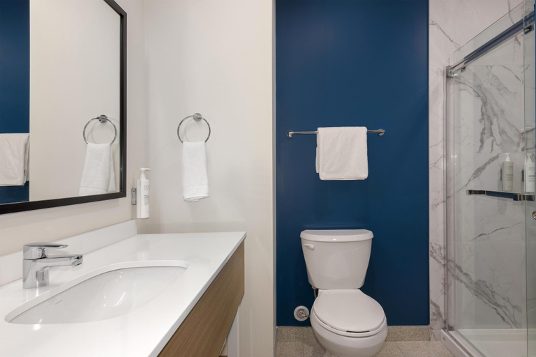 Bathroom 4, Spark By Hilton Montreal Midtown, Montréal