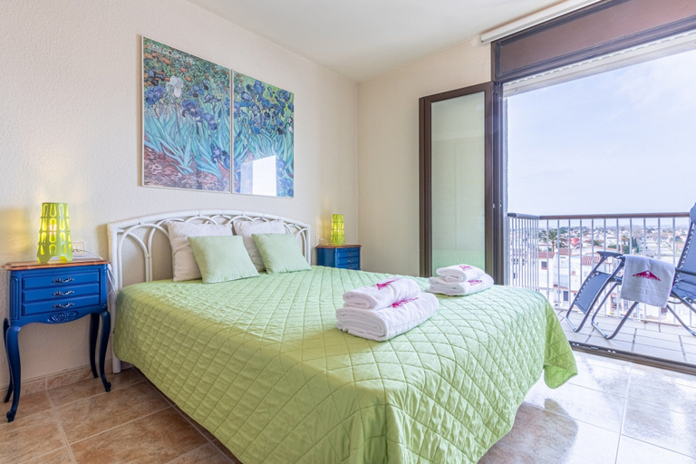 Room 4, Beachfront Apartment in Empuriabrava with Sea Views, Girona