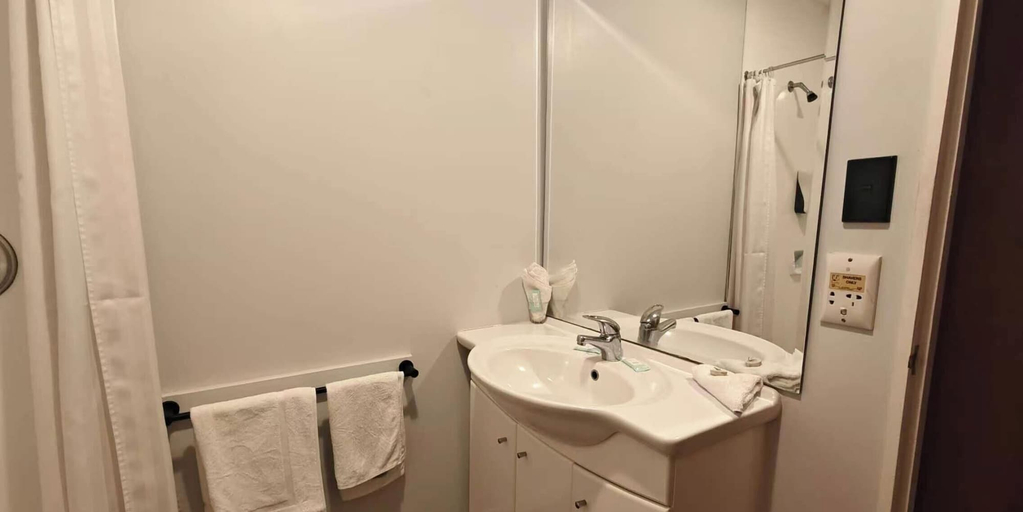 Bathroom 3, Chanel Court Motel, Masterton