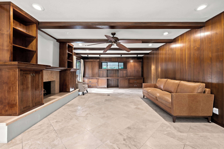 Room 4, Airy Large Backyard Oasis Perfect Family Getaway, Orange