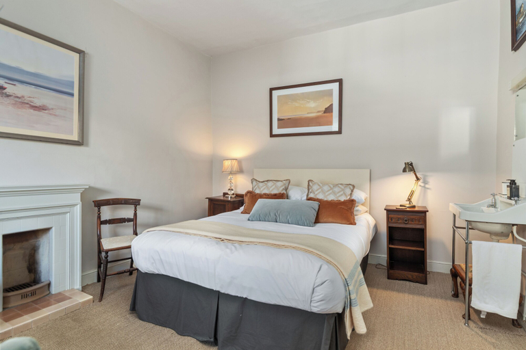 Room 4, 2 Olive Buildings - Within the Town Walls, Pembrokeshire