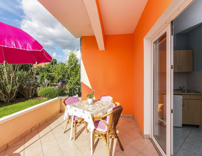 Others 2, Apartment in Nin Near the Beach & Pool, Nin