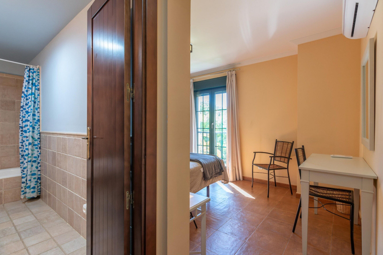 Room 4, Golfside Stay for 5 Guests, Huelva
