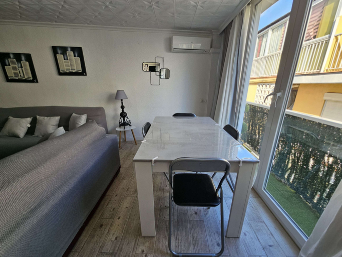 Dining 3, Beach Escape for 6 in Benidorm, Alicante