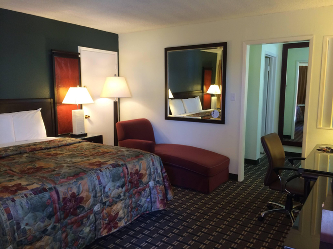 Bedroom 2, The River Inn and Suites, Tehama