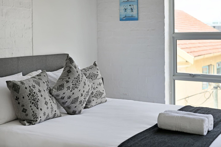 Room 5, Modern Living Mountain Ocean View 100m to Beach, City of Cape Town