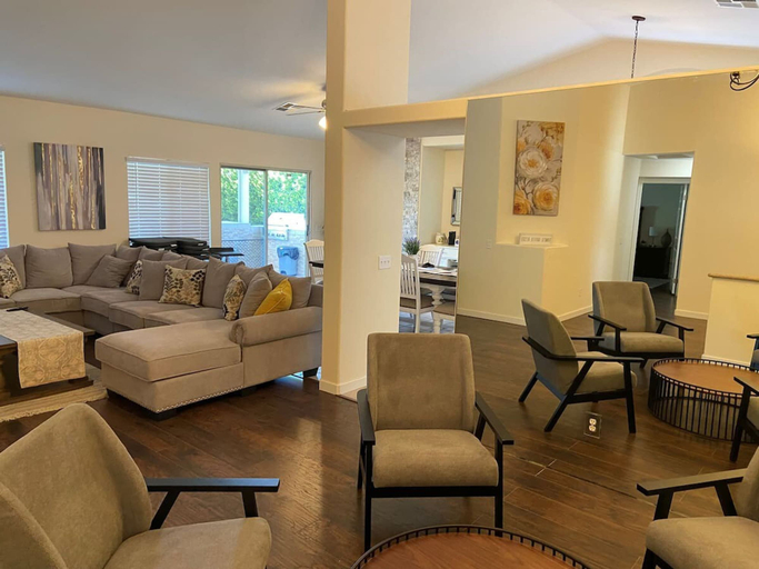 Room 5, Stunning 5 Star Home Retreat Private Pool Spa BBQ 4 BR, Riverside