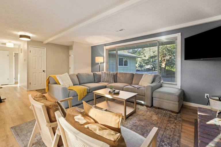 Living area 5, Park Place 3 Bedroom Home, Deschutes