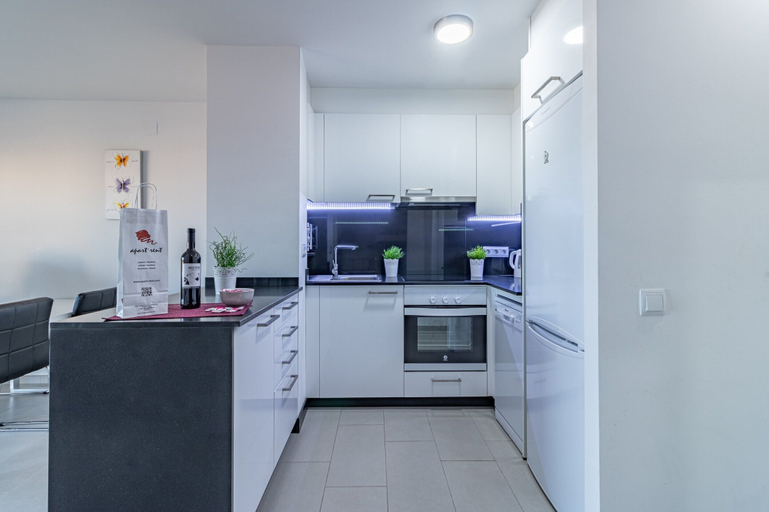 Private kitchen 5, Beachfront Apartment in Empuriabrava with Sea Views, Girona