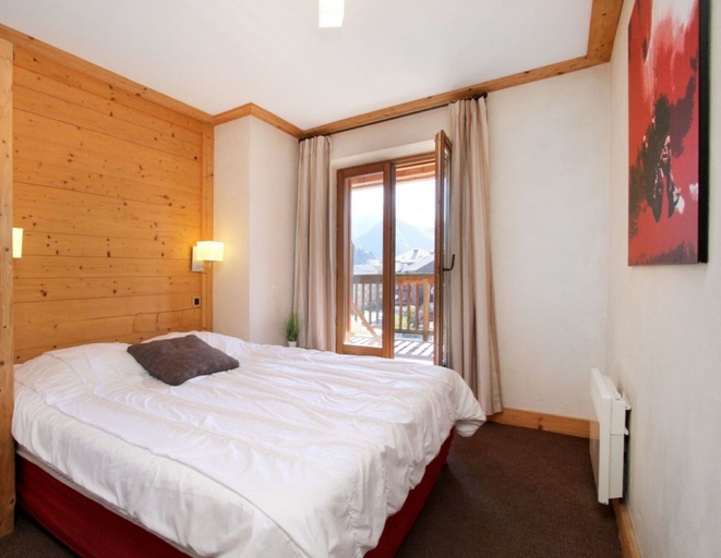 Room 5, Apartment with Terrace & Parking, Isère