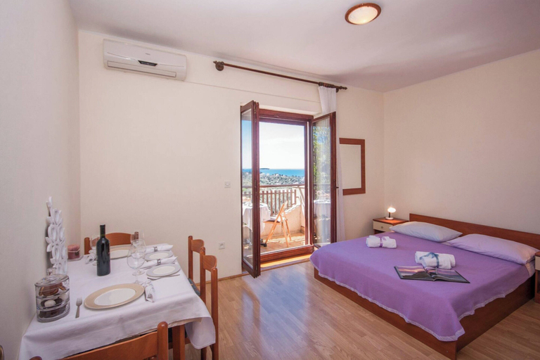 Room 4, Scenic Holiday Apartment in Primosten, Primošten