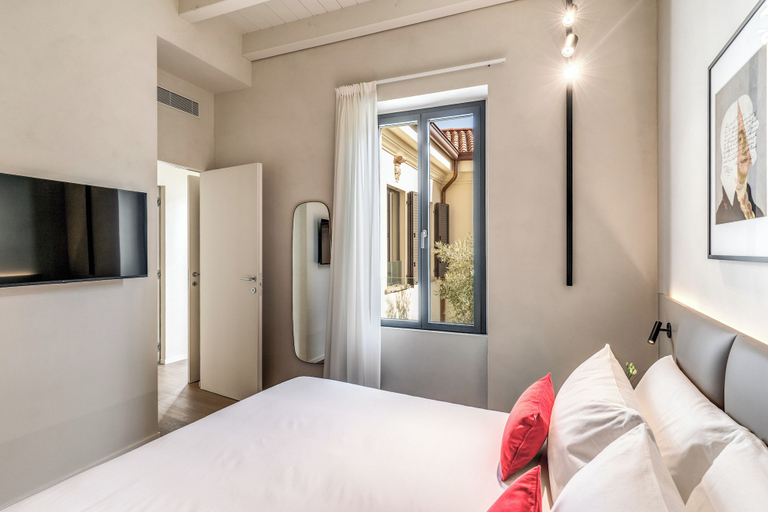 Room 5, Seety Porta Romana Statue, Milano